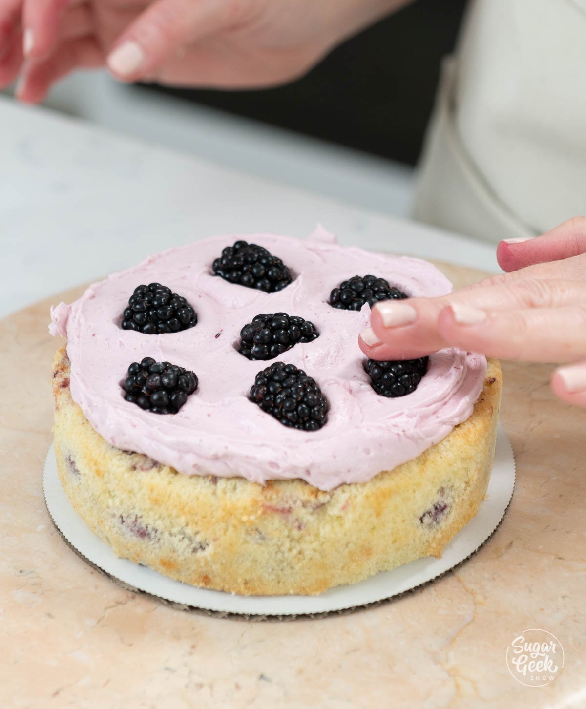 layering fresh blackberries in blackberry buttercream