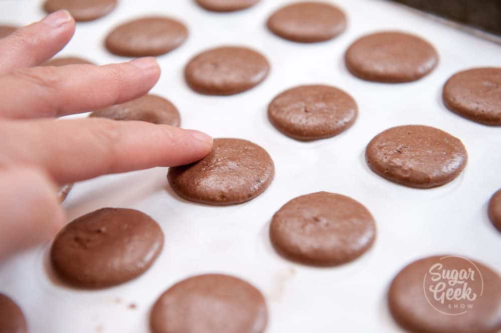 chocolate macarons that are dry to the touch