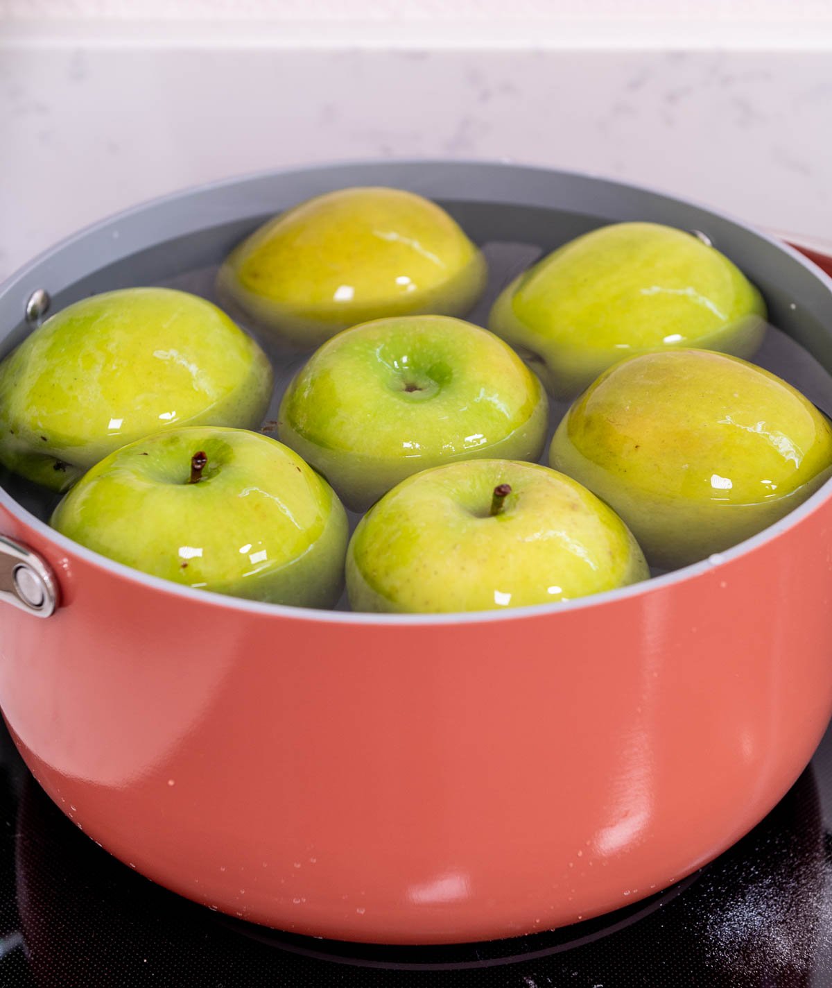 granny smith apples in Pot of hot water